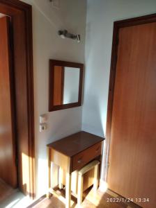 迈伊斯蒂Stefanos的一间带木桌和镜子的浴室