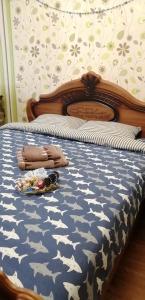 尤日内Сomfort&Servis Apartment on Mira of Yuzhny的一张带蓝色和白色棉被的床