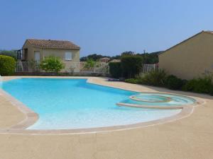 圣艾格夫Apartment Les Mas de la Mer-2 by Interhome的院子里的大型蓝色游泳池