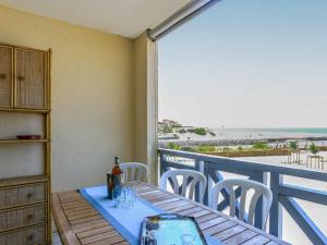 米尼赞海滩Apartment Grand Pavois-4 by Interhome的海滩景阳台桌子