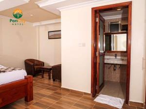 内罗毕Pori City Hotel的客房设有一张床和一个带水槽的厨房