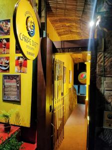 莫罗圣保罗Pousada Carpediem的一间黄色门的房间,上面有标志