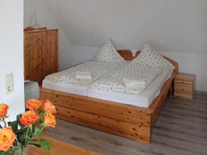 高尔维茨Apartment Gollwitzer Park - Insel Poel-4 by Interhome的一间卧室,配有一张带花卉花卉的木床