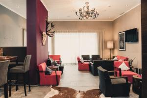 瑟弗浩斯ALFA酒店的大堂设有红色椅子和等候室