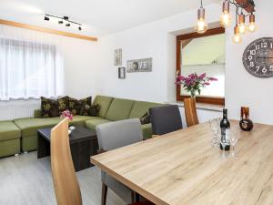 拉登泰因Apartment Schwarzwald by Interhome的客厅配有桌子和沙发