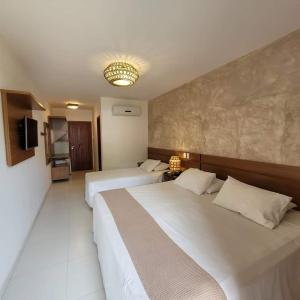 阿拉亚尔达茹达阿奎瑞勒普拉亚酒店的酒店客房设有两张床和电视。