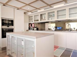 圣莫里茨Apartment Chesa Piz Mezdi - St- Moritz by Interhome的厨房配有白色橱柜和台面