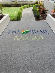 雅科The Palms Ocean Club Resort的车道上的一个标志,上面写着棕榈树的拉戈萨