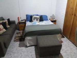 弗赖本托斯Lo de Themis的一间带床和沙发的小卧室