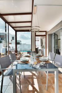 普拉亚布兰卡Casa ERNESTO的一间设有玻璃桌和椅子的用餐室