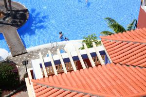 阿德耶Bahia Principe Sunlight Tenerife - All Inclusive的从房子屋顶上可欣赏到游泳池的景色