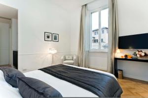 罗马纳沃纳瓦尼特酒店的一间卧室设有一张大床和一个窗户。
