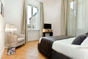 罗马纳沃纳瓦尼特酒店的卧室配有床、椅子和窗户。