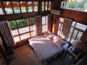 El CoveFinca de Lujo Villa Clarita en San Andrés的一间设有床铺的卧室,位于带窗户的房间内