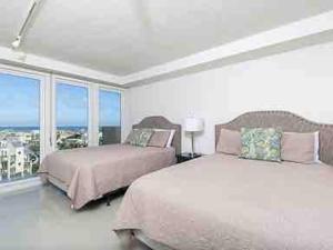 Bahia Mar Solare Tower 6th floor Oceanview Condo 3bd 3ba w Pools Hot Tubs客房内的一张或多张床位