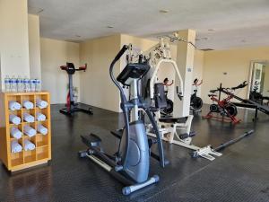 瓜纳华托金塔云雀酒店的健身房设有跑步机和健身器材