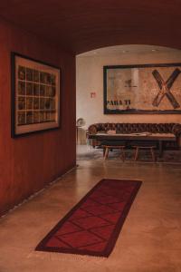 瓦哈卡市Casa Carmen Reforma的一间带长凳和地毯的客厅