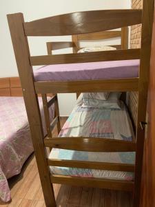 圣塞巴斯蒂安Casa - Praia do Arrastão SS的带双层床的客房中的一张双层床,冒着险