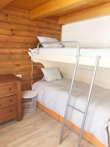 因克勒斯Casita de madera a Peu del Riu Incles - Sol y Nieve - Parking incluido的双层床间 - 带两张双层床和一张书桌