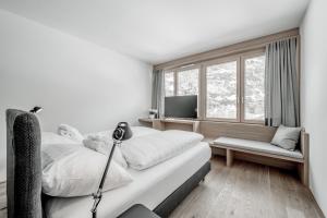 奥伯古格尔罗曼全包酒店的一间卧室设有一张床、一个窗口和一台电视
