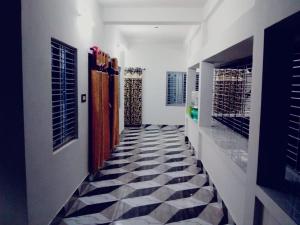PurbbadulkiSundarban Tulip Homestay, Pakhiralay, WB的走廊铺有黑白瓷砖地板。