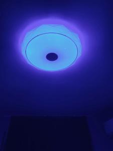 瓦尔纳Vanilla Ice apartment的天花板上一盏蓝色的灯