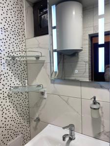 瓦尔纳Vanilla Ice apartment的白色的浴室设有水槽和镜子