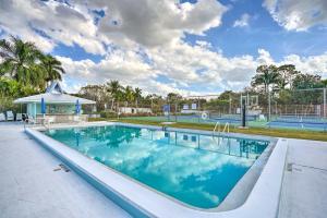 那不勒斯Sunny Naples Home with Pool, Direct Gulf Access的相册照片