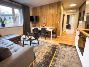 霍茹夫URBAN APARTMENTS Premium No 3 Chorzów Katowice, FREE PRIVATE PARKING的客厅配有沙发和桌子