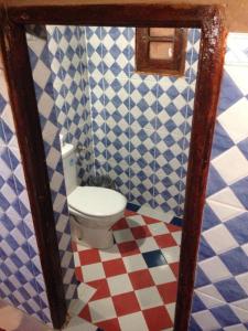 El GoueraChegaga Nomad Camp的浴室铺有蓝色和白色瓷砖,设有卫生间。