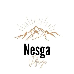 伦索伊斯Nesga Village的山地旅行社的标志