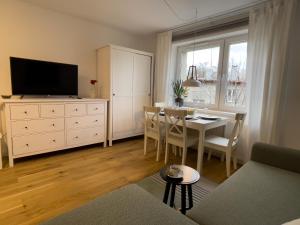 霍茹夫URBAN APARTMENTS COSY No 4 Chorzów Katowice, FREE PRIVATE PARKING的客厅配有餐桌和电视