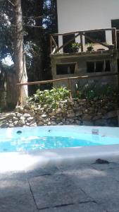特雷索波利斯Pousada Tarkna的房屋旁的院子内的热水浴池