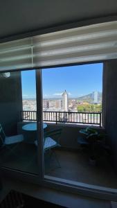 特木科Apart Center Temuco的客房设有一个享有城市美景的窗户。