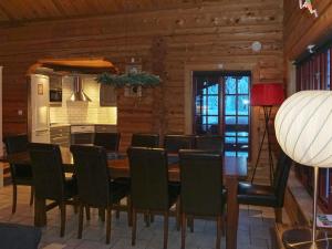 斯托滕11 person holiday home in S LEN的厨房以及带桌椅的用餐室。
