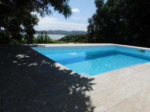 拉特里尼泰Villa KANEPICE的蓝色的游泳池,享有水景