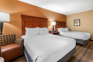 Best Western Plus Flagler Beach Area Inn & Suites客房内的一张或多张床位