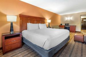 Best Western Plus Flagler Beach Area Inn & Suites客房内的一张或多张床位