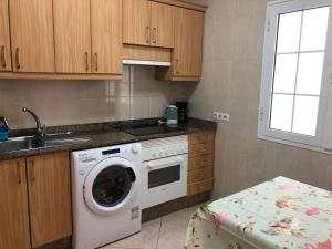 大塔拉哈尔Apartamento vistas al mar, wifi de 600 Mb的厨房配有洗衣机和水槽