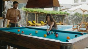 阿约拉港Hotel Las Ninfas的男女玩台球游戏