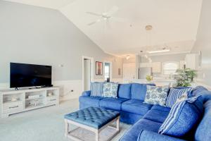 默特尔比奇Carnation 302的客厅配有蓝色的沙发和电视