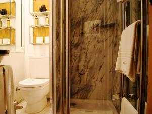 里斯本布朗市中心酒店 的一间带卫生间和玻璃淋浴间的浴室