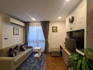 2BR Service Condo in Sriracha的休息区