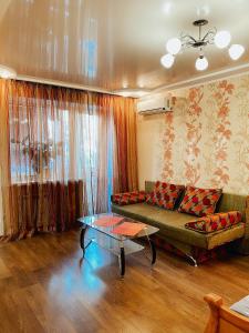 扎波罗热Apartment - Sobornyi Prospekt 97的客厅配有沙发和桌子