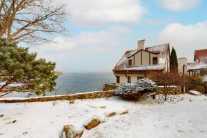 格洛斯特Point Radio Cottage的水边雪地的房子