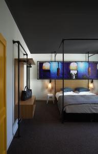 布鲁塞尔祖姆酒店的一间卧室配有一张大床和一张四柱床,铺有四柱床。