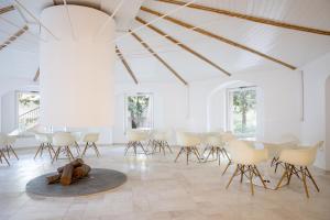 卡拉·利贝罗托Tirreno Resort的一间房间,地板上摆放着椅子和泰迪熊