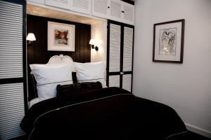 金塞尔金塞尔K酒店的一间卧室配有一张带黑白枕头的床