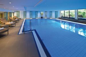 达姆施塔特达姆施塔特马里提姆酒店的在酒店房间的一个大型游泳池