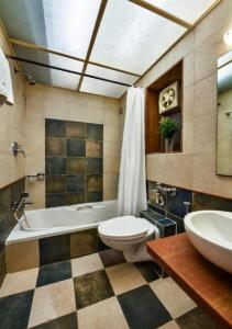罗纳瓦拉Meritas Crystal Resort的带浴缸、卫生间和盥洗盆的浴室